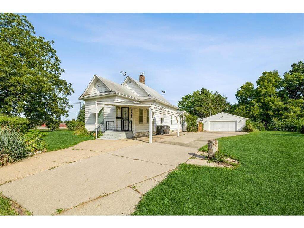 1602 Walker Street - Photo 1