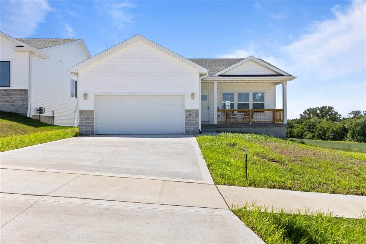612 Walnut Place - Photo 1