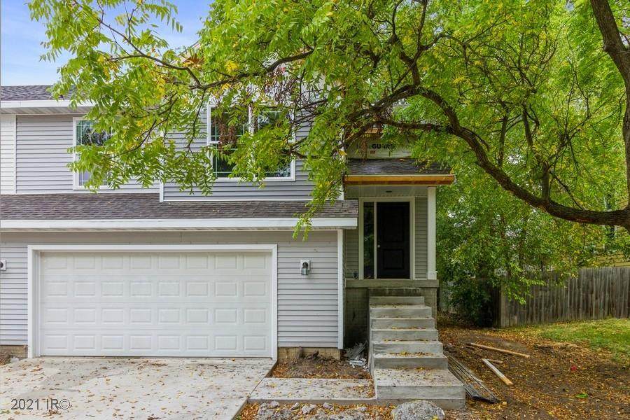 906 Iowa Avenue - Photo 1