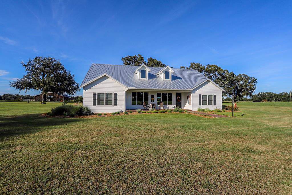3760 65 St - Photo 1