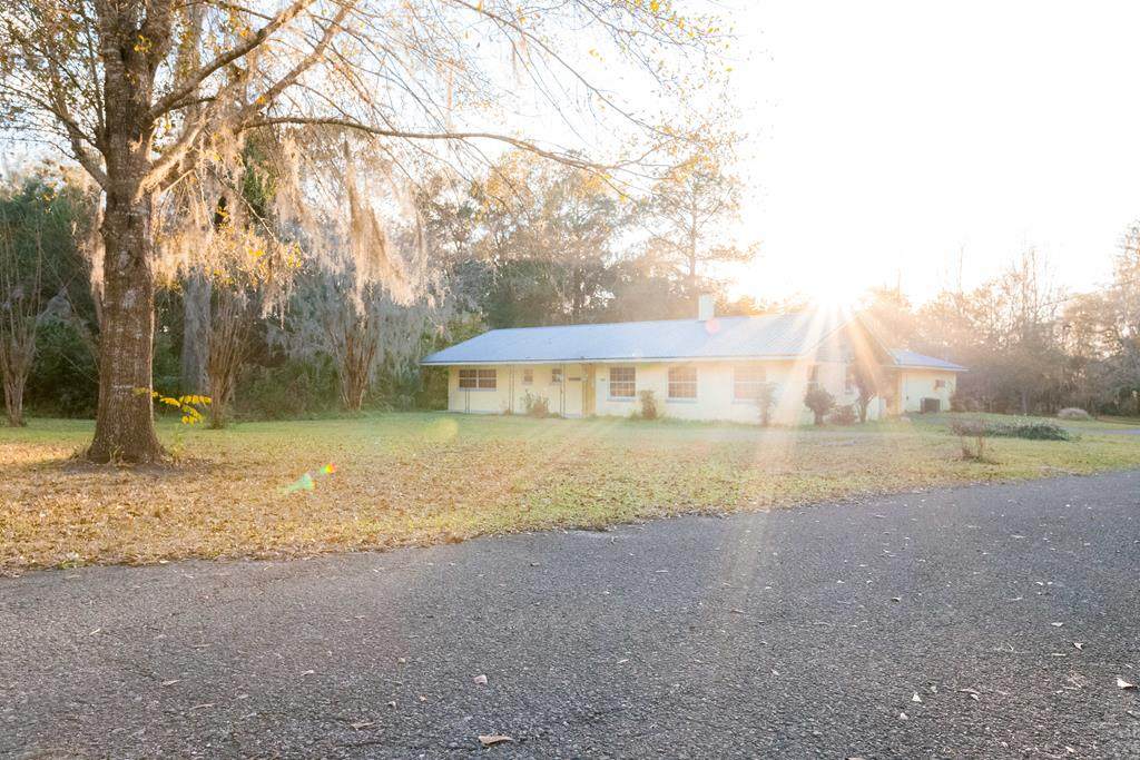 141 Oak Ave - Photo 1