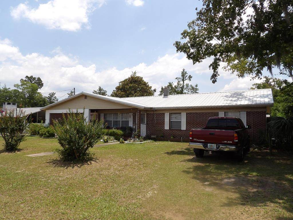 319 10th Ter - Photo 1