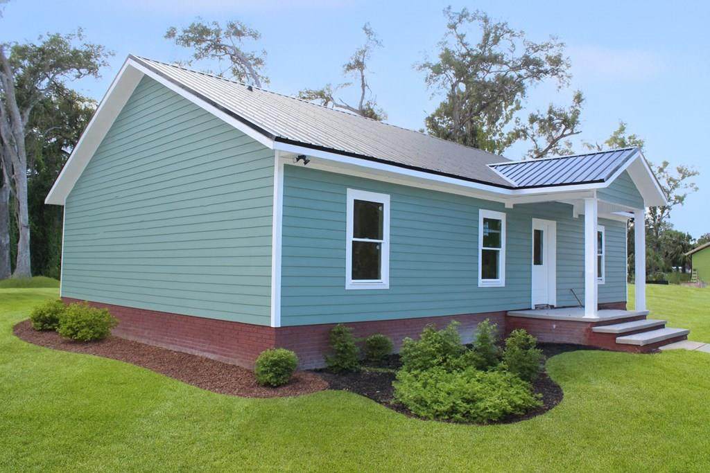 642 214th Ave - Photo 1