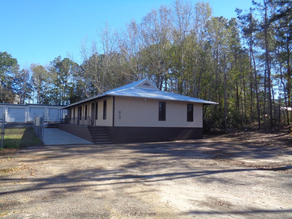 913 Honeysuckle - Photo 1