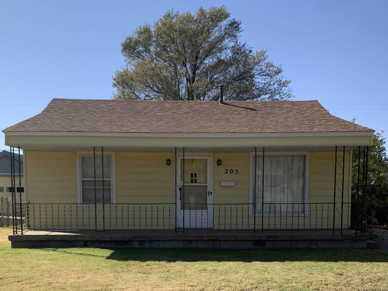 205 Cedar Ave - Photo 1