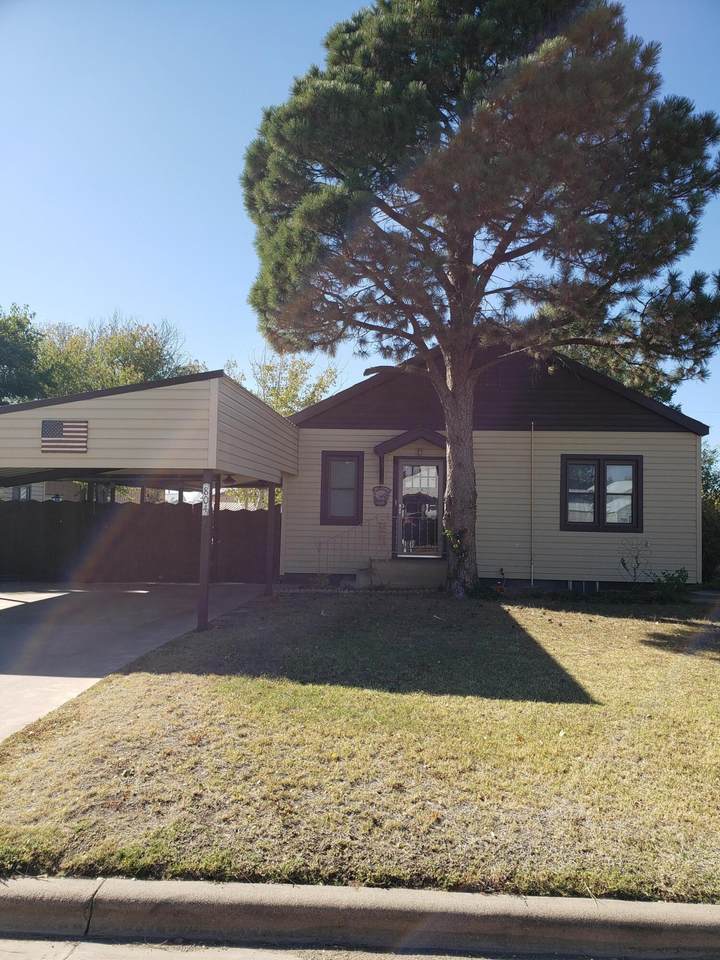 804 Ave K - Photo 1