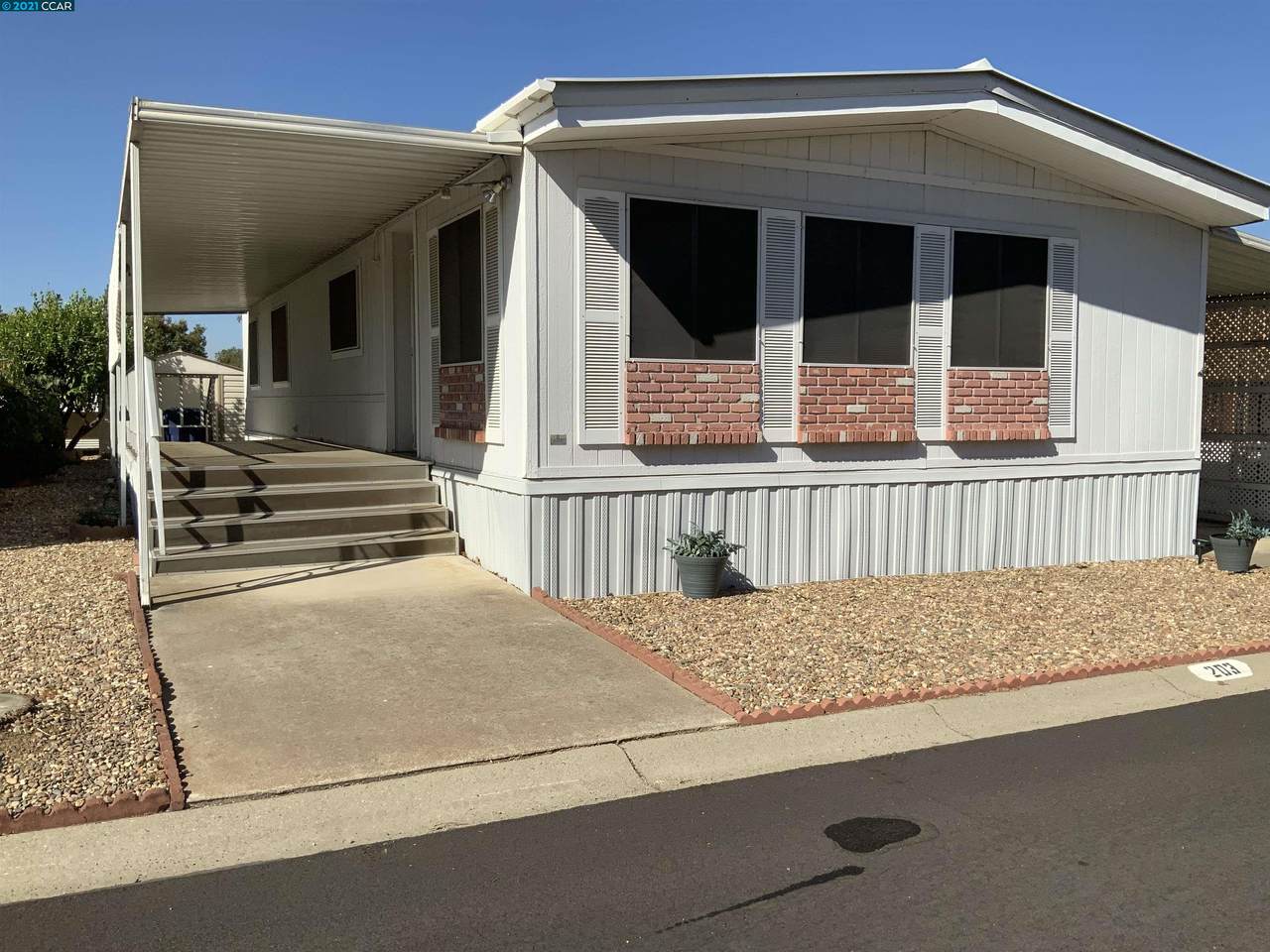 203 Queens Way - Photo 1
