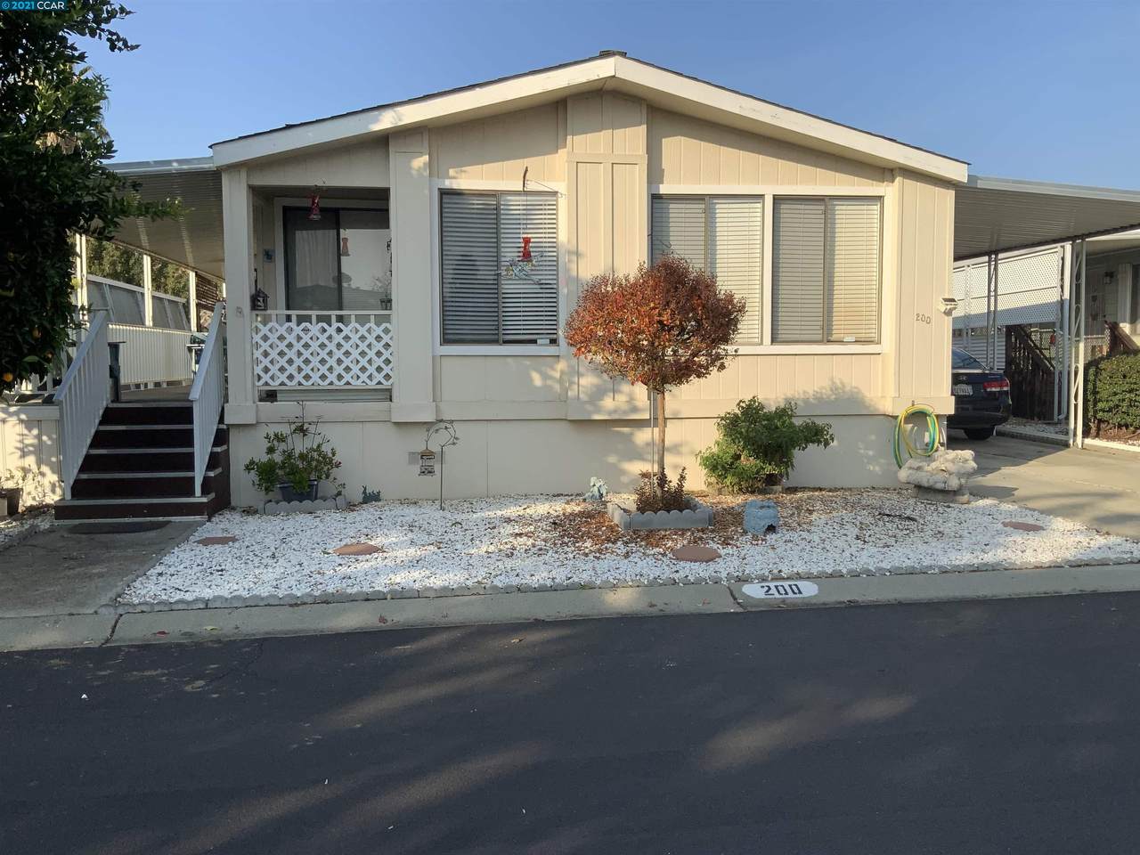 200 Queens Way - Photo 1