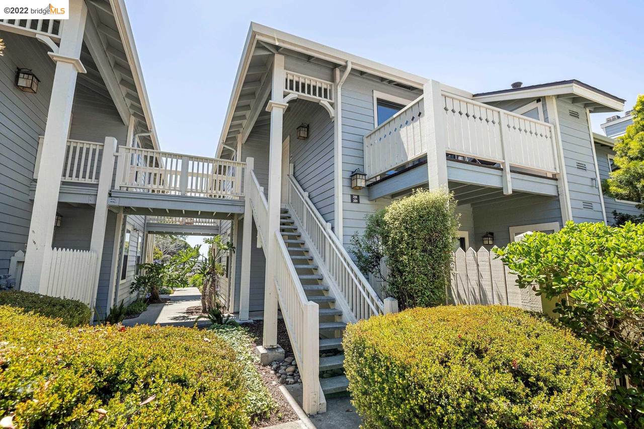 208 Lakeshore Ct - Photo 1