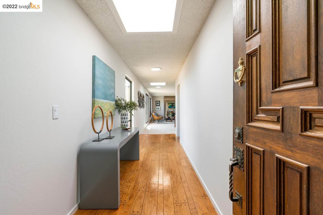 4 Commodore Dr - Photo 1
