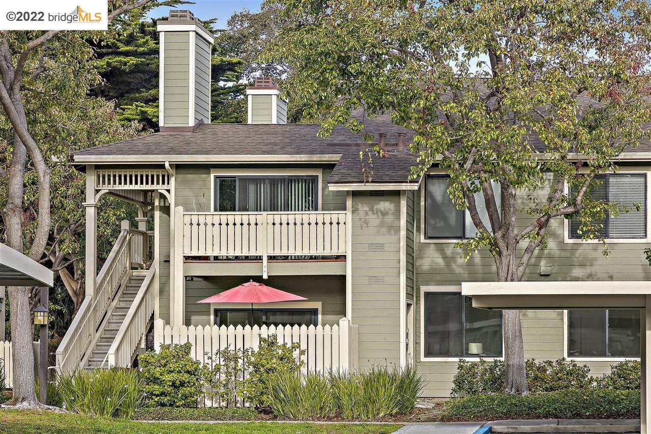 211 Shoreline Ct - Photo 1