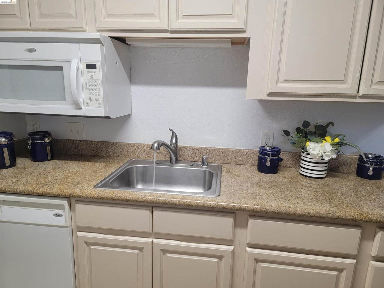 1267 Lakeview Cir - Photo 1