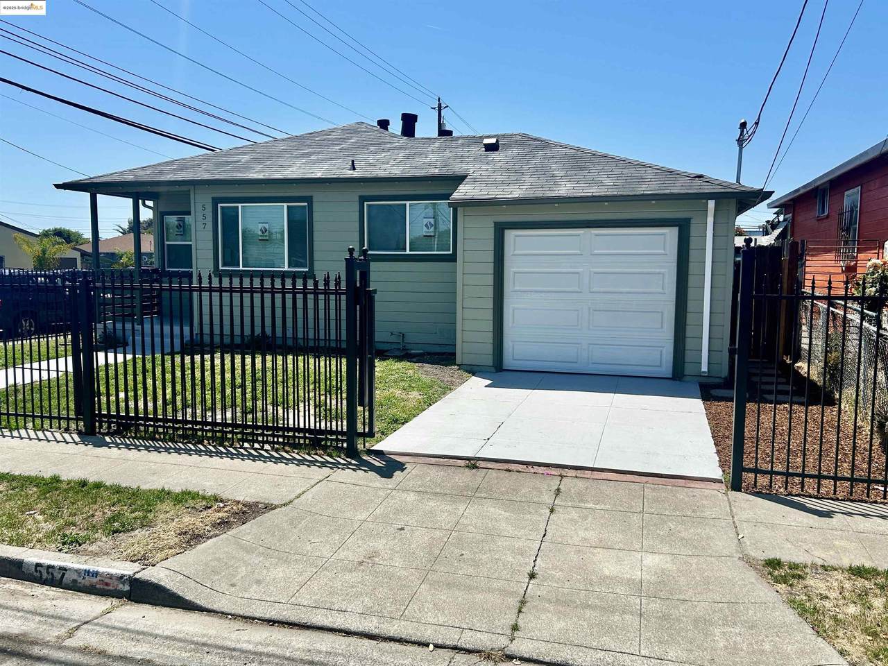 557 22nd St - Photo 1