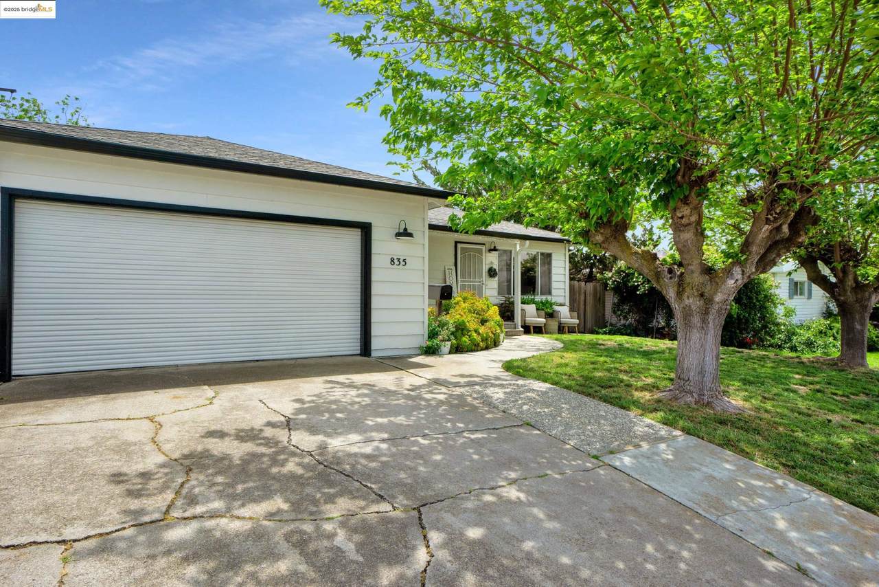 835 Elm Way - Photo 1