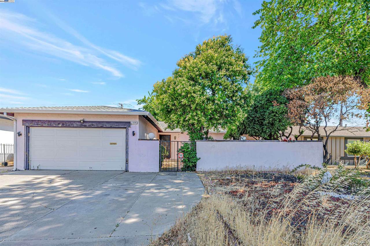 1228 Buchanan - Photo 1