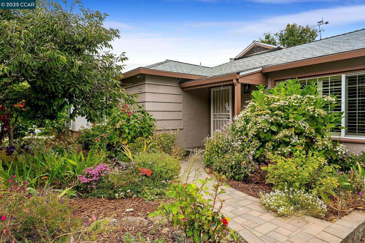 16063 Berkshire Dr - Photo 1
