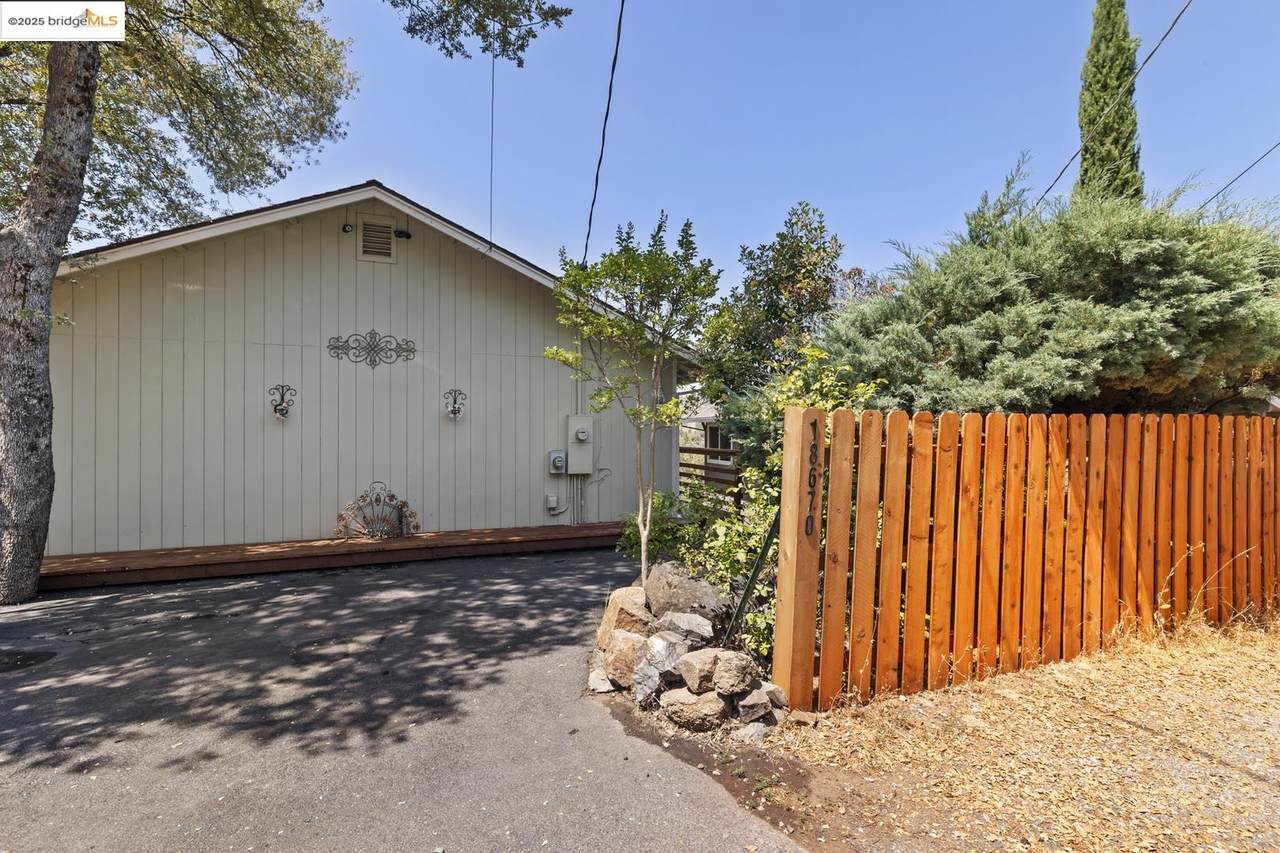 18670 Cedar St - Photo 1