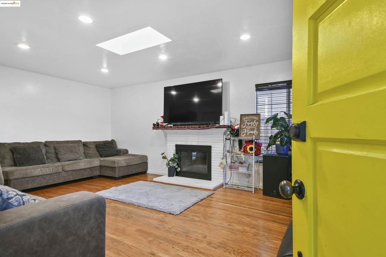 447 16Th St - Photo 1