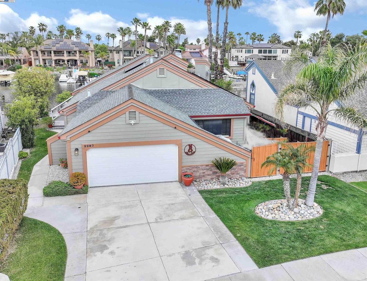 2287 Cove Ct - Photo 1