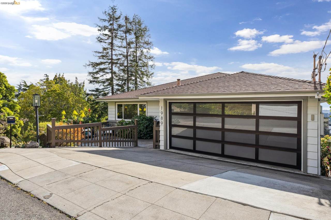 1989 Oakview Dr - Photo 1