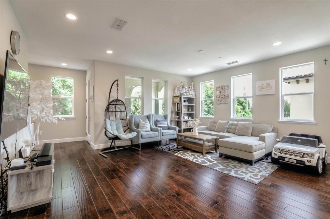 2720 Goble Lane - Photo 1