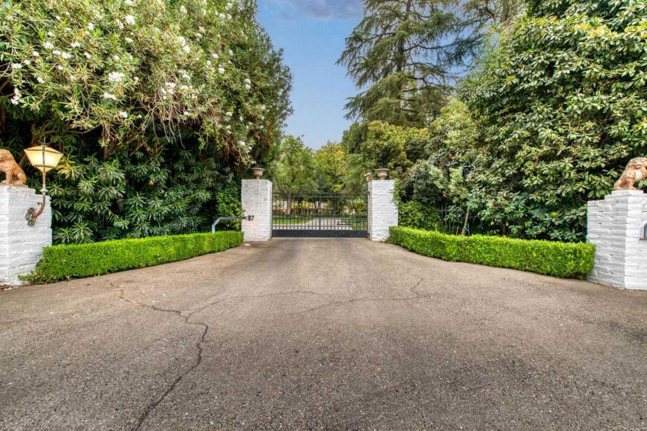 6318 Van Ness Boulevard - Photo 1