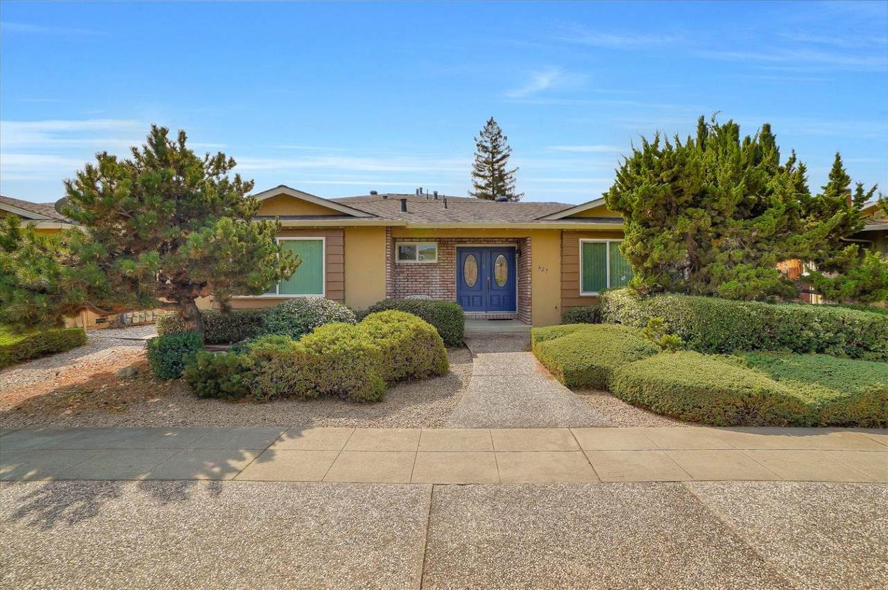 627 Bolton Court - Photo 1