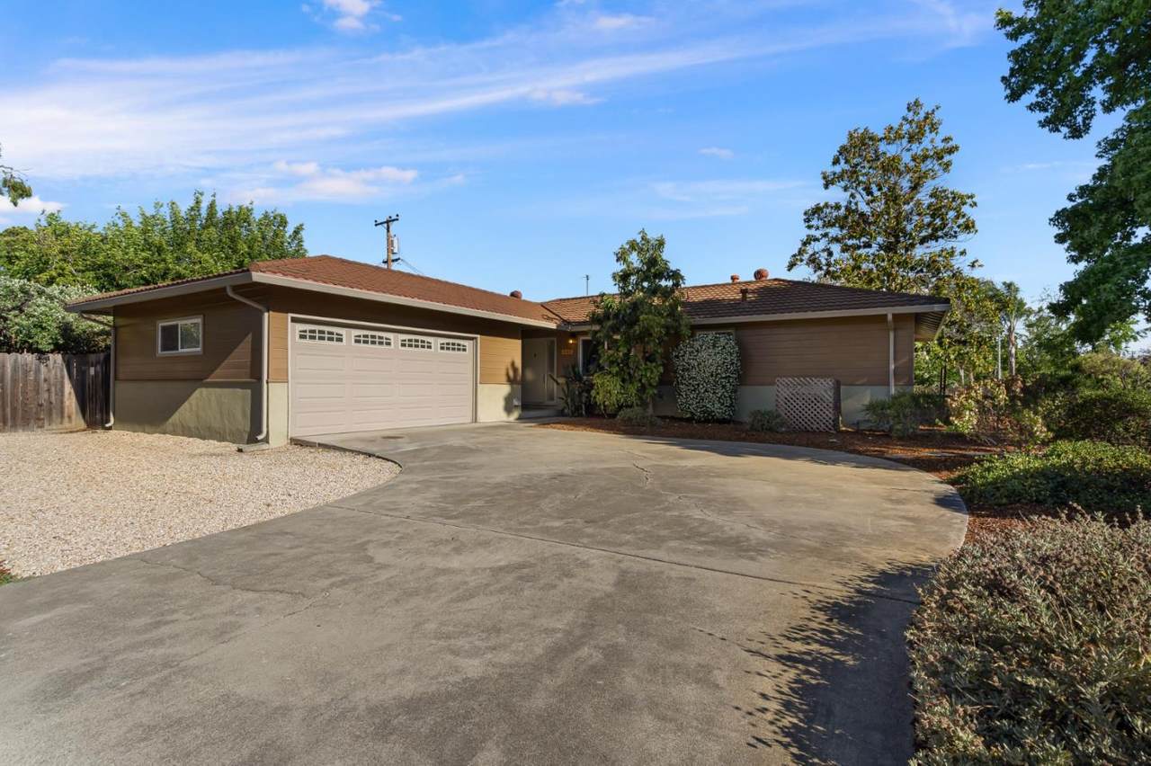 385 Crestview Drive - Photo 1