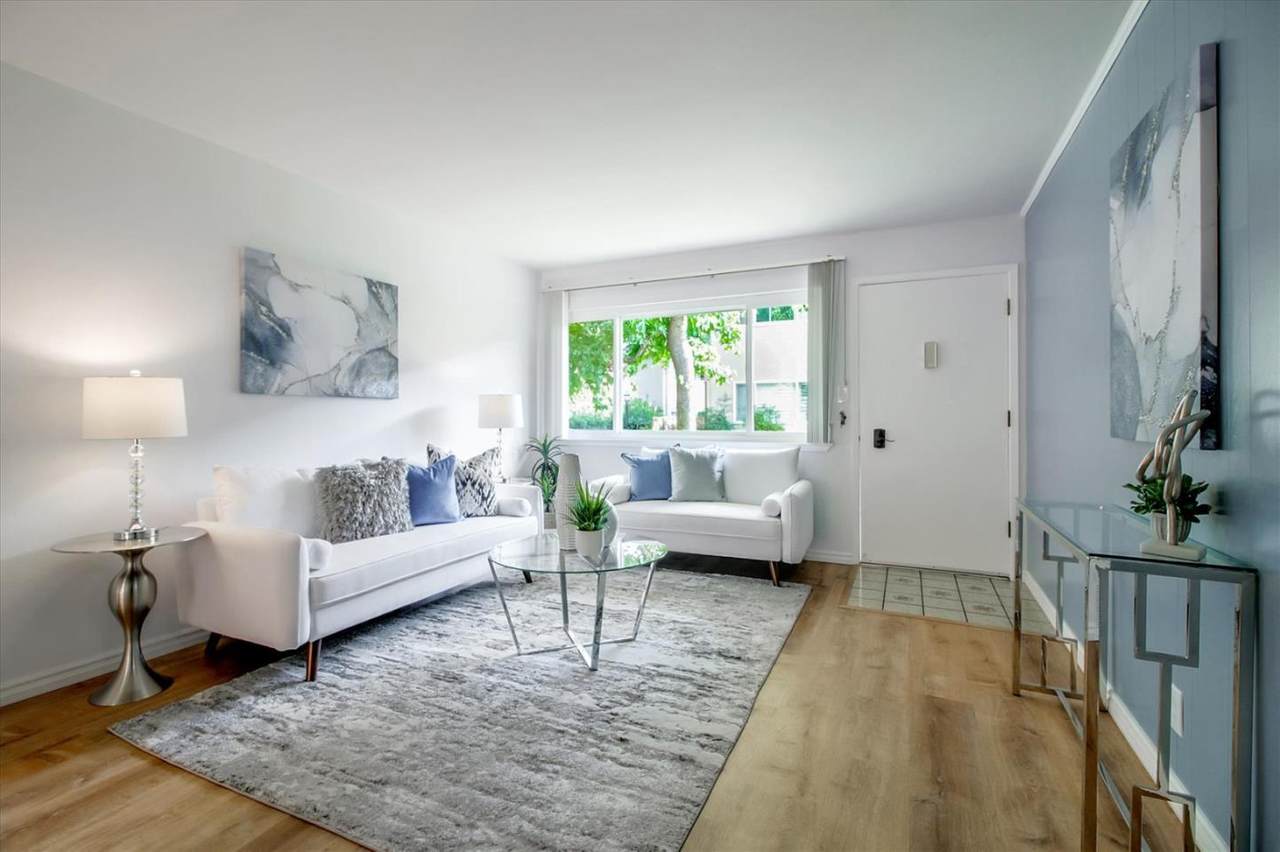 1369 Phelps Avenue - Photo 1
