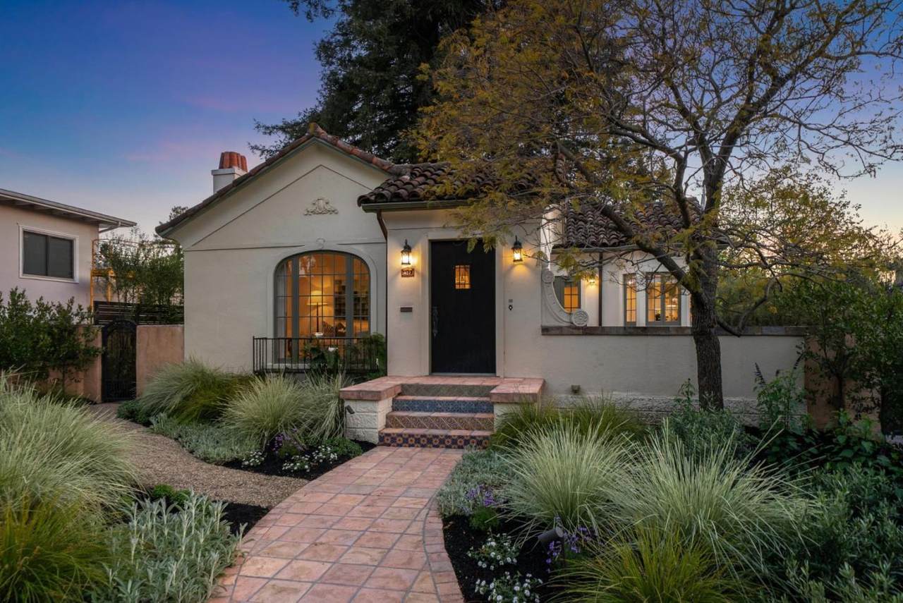 957 University Drive - Photo 1