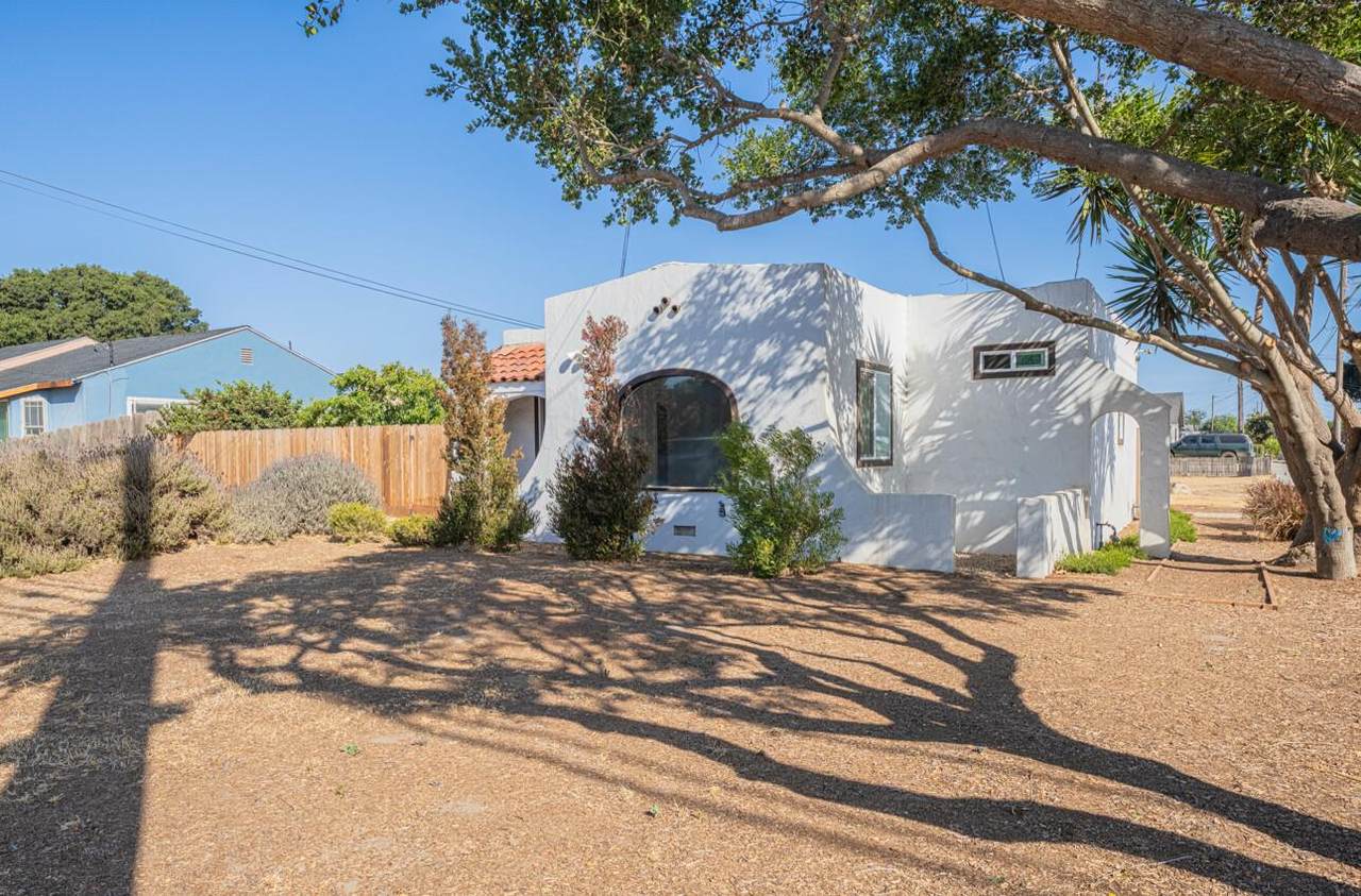 704 Oak Avenue - Photo 1
