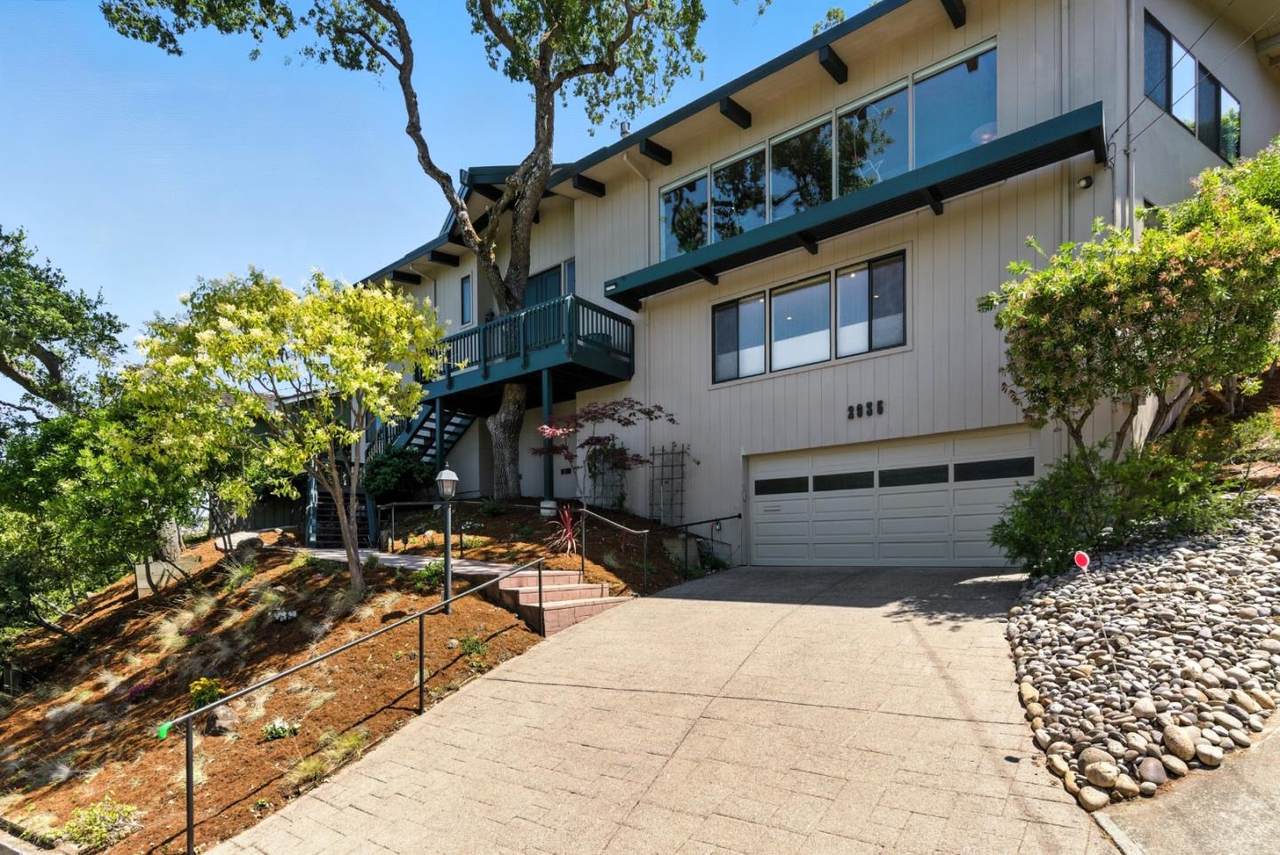 2935 Sherwood Drive - Photo 1