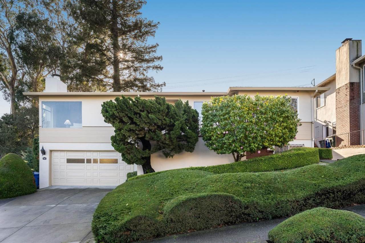 909 Hillcrest Boulevard - Photo 1