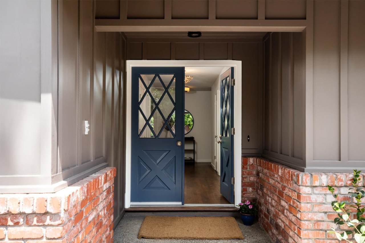 2910 Sherwood Drive - Photo 1