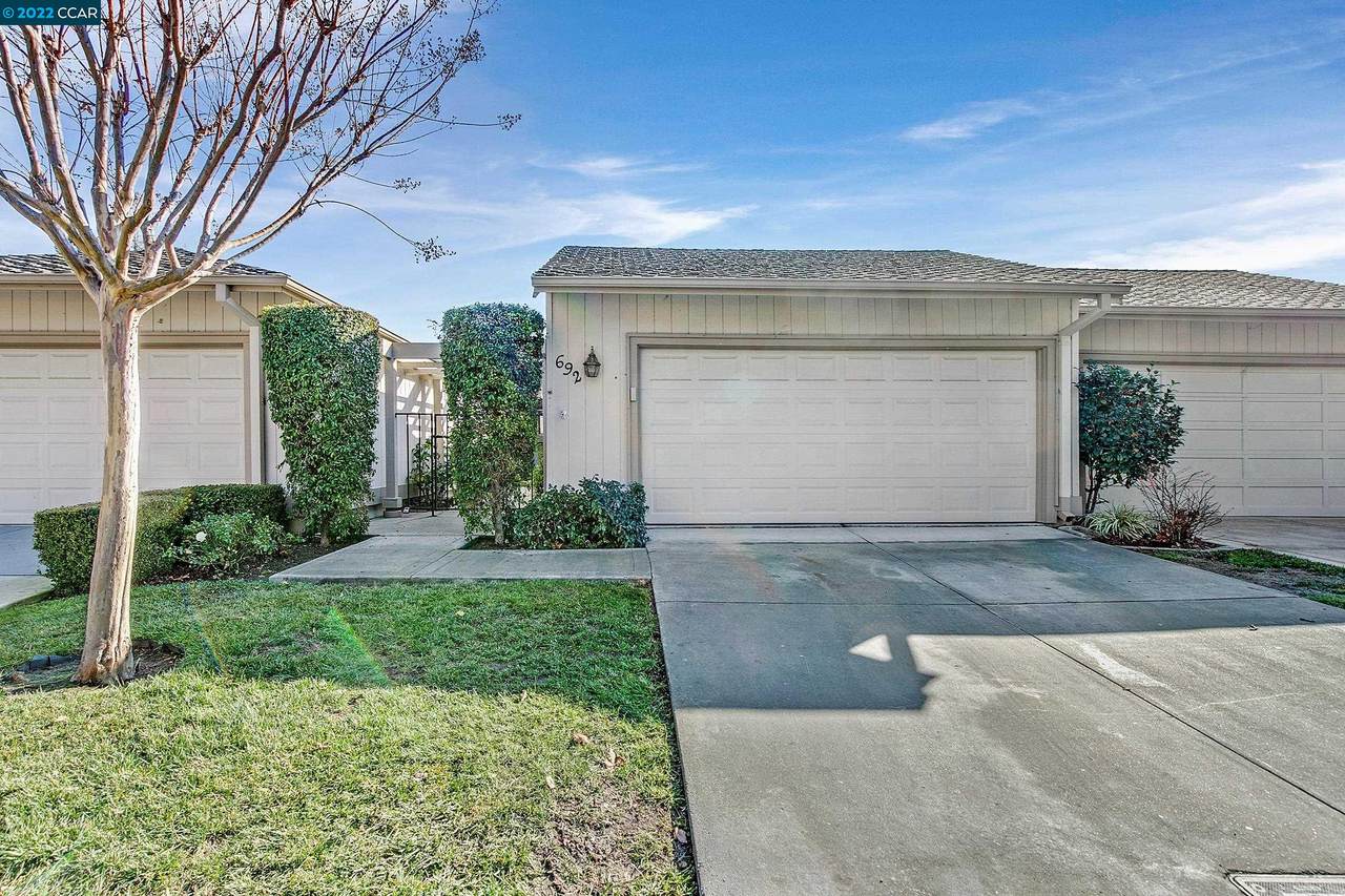 692 Silver Lake Dr - Photo 1
