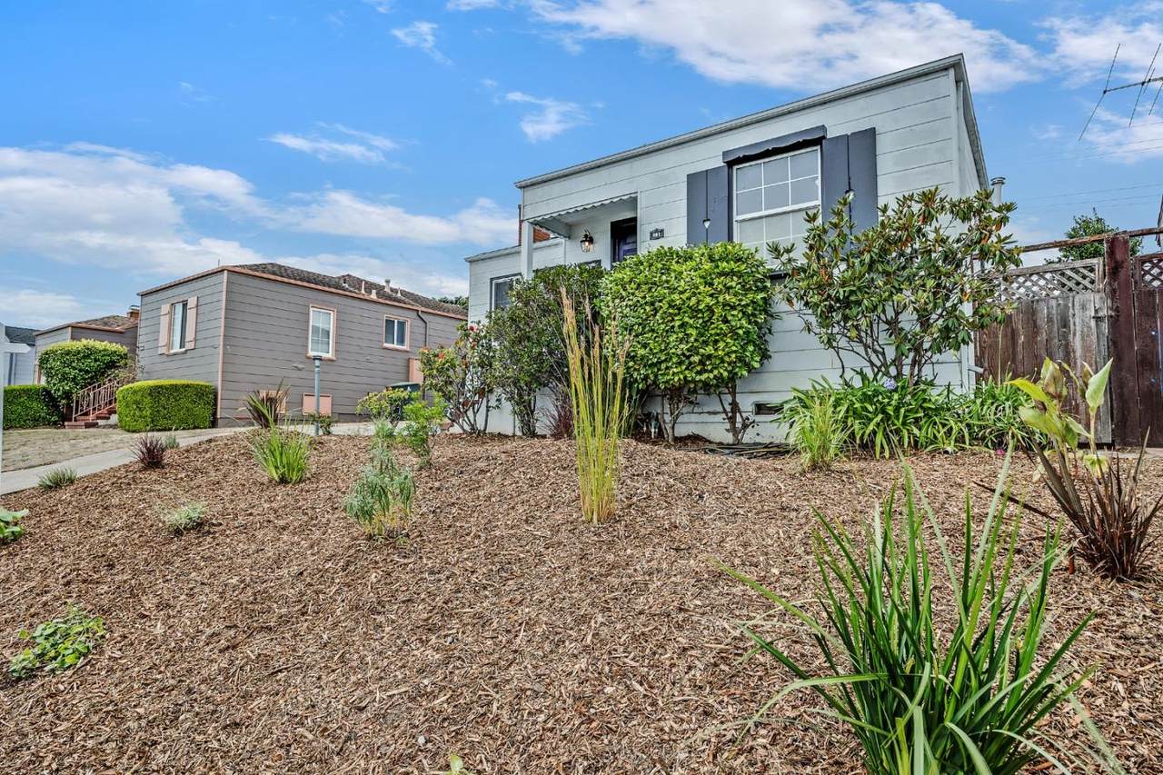 581 Elm Avenue - Photo 1