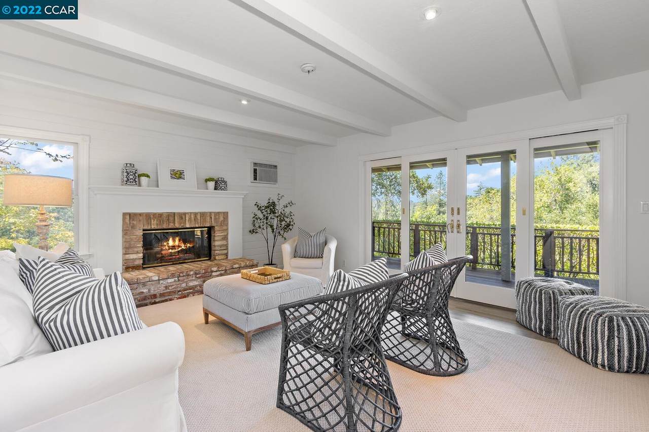 28 Moraga Via - Photo 1