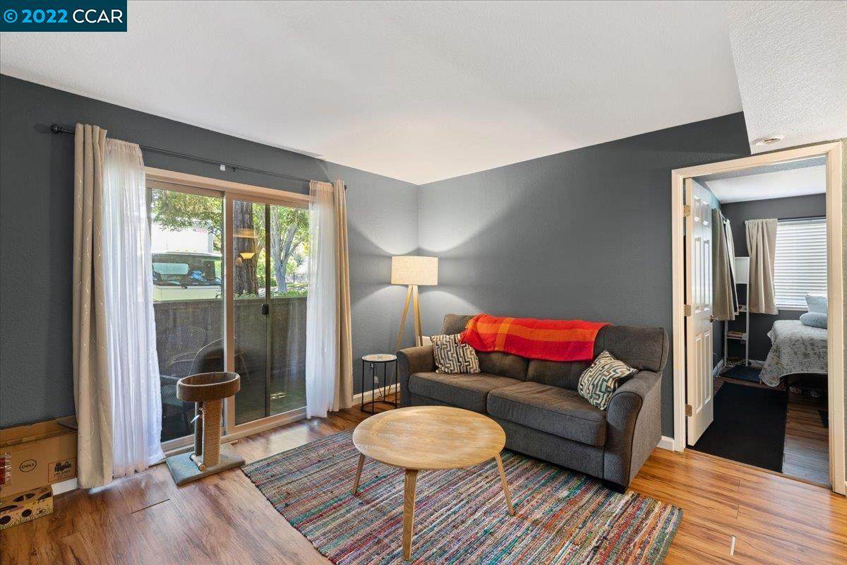1295 Lakeview Cir - Photo 1
