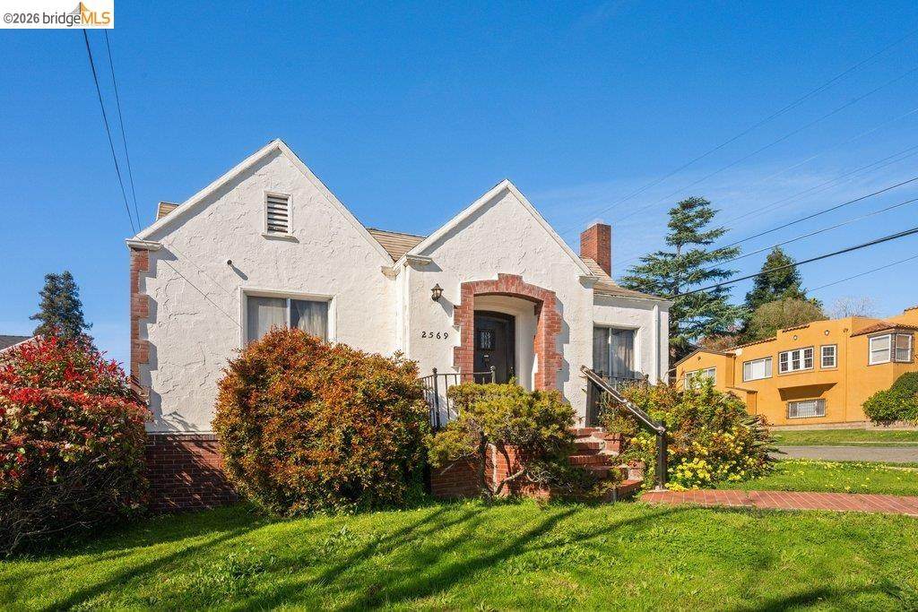 2569 Maxwell Ave - Photo 1