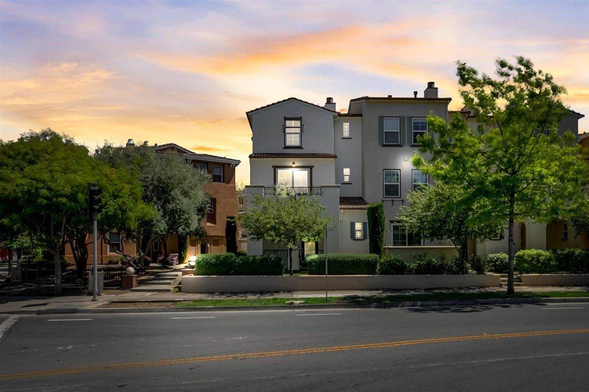 201 Okeefe Way - Photo 1