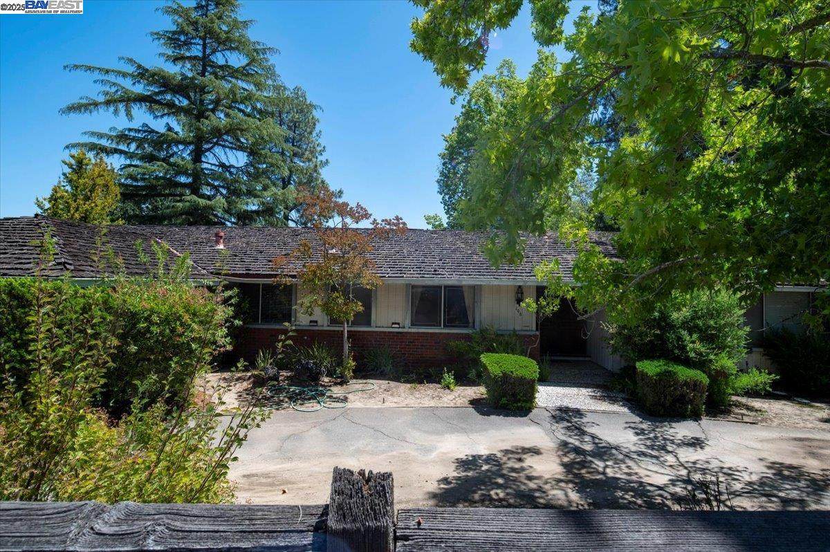 196 Crest Ave - Photo 1