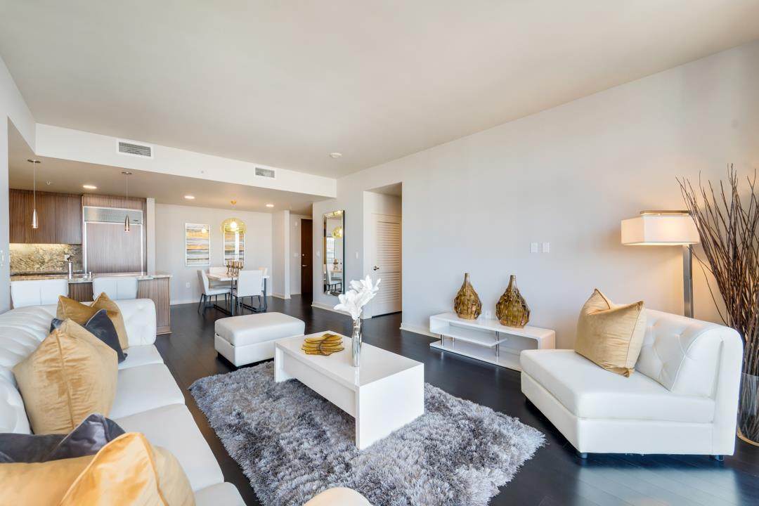 38 Almaden Boulevard - Photo 1