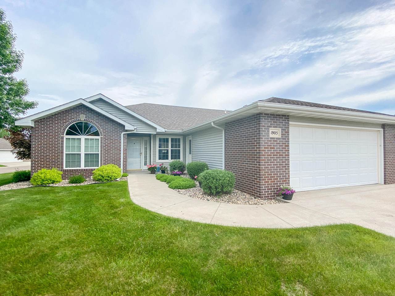 1905 Laurel Lane - Photo 1