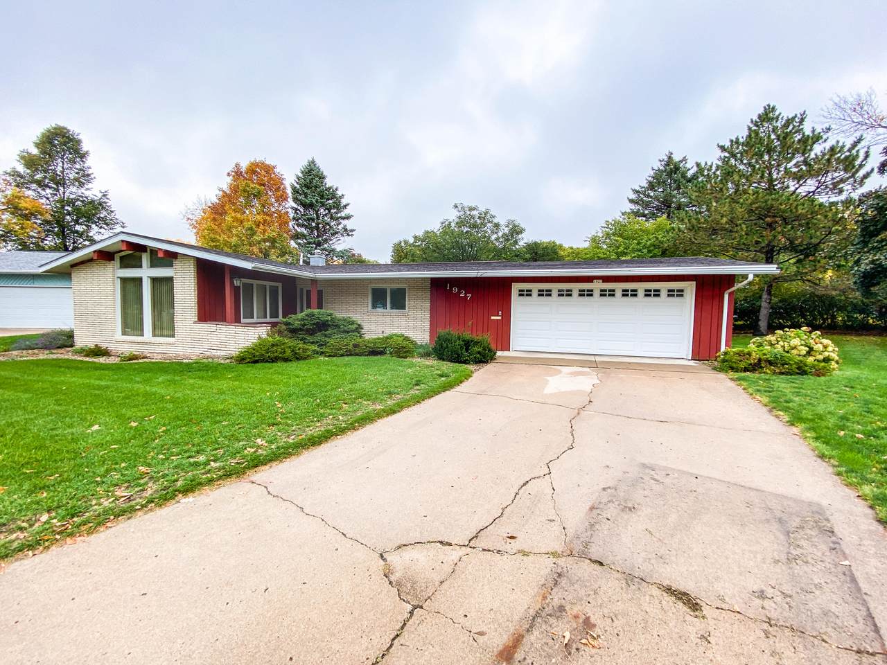 1927 Lincoln Lane - Photo 1