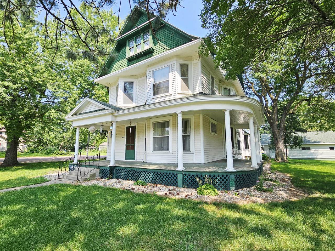 414 2nd Street - Photo 1