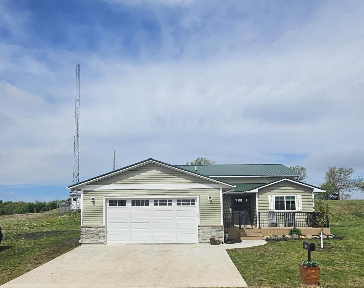 806 Hillside Drive - Photo 1