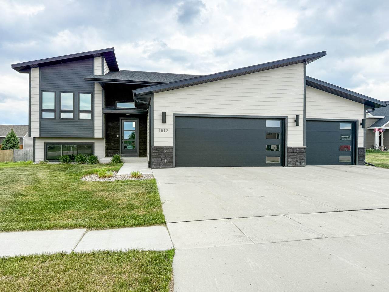 1812 Briarwood Circle - Photo 1