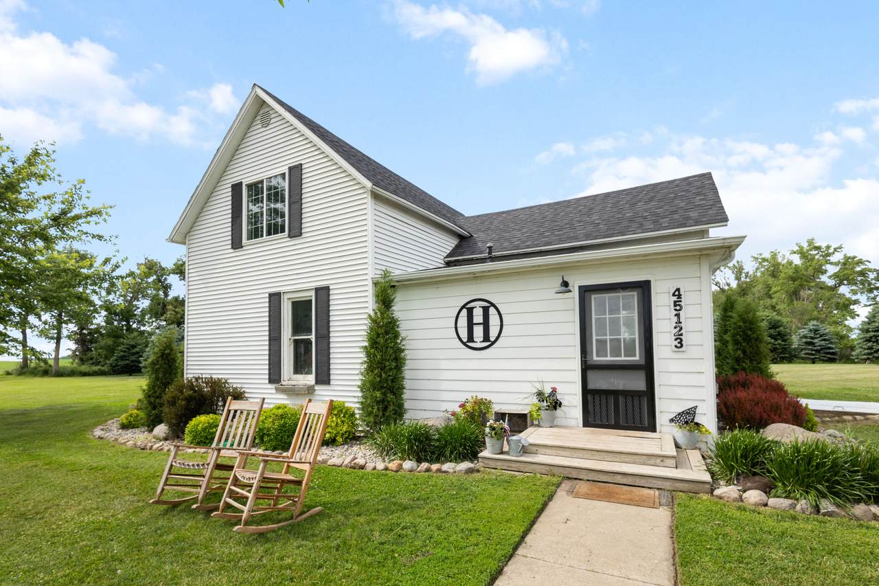 45123 211th Street - Photo 1