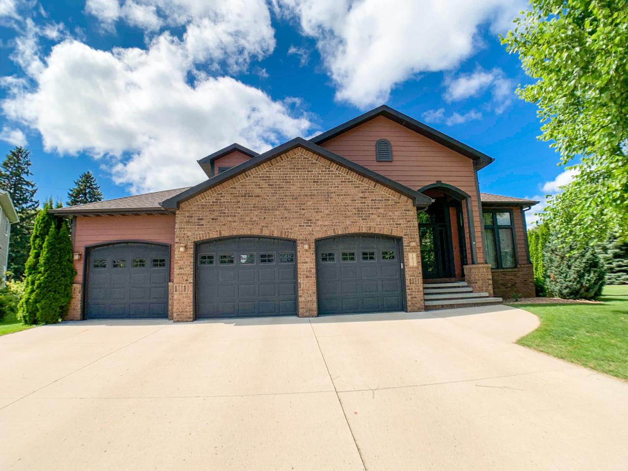 1012 Oakwood Circle - Photo 1