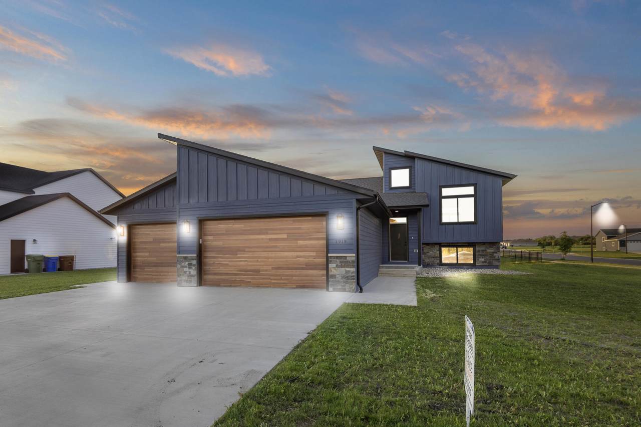 1919 Waterfall Circle - Photo 1